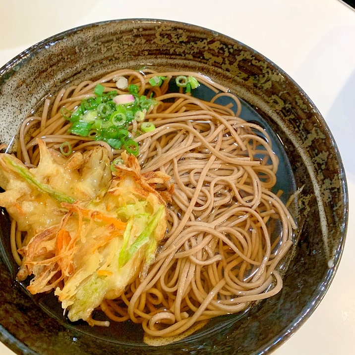 鰹節のお出汁で！温かい蕎麦のつゆ